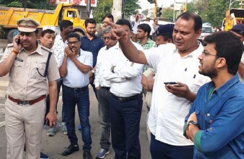 ऐसा क्या हुआ जो साईं बाबा का मंदिर हटाने के लिए भारी भरकम पुलिस फोर्स को साथ लेकर पहुंचे दो अपर कलेक्टर और आधा दर्जन एसडीएम ऐसा क्या हुआ जो साईं बाबा का मंदिर हटाने के लिए भारी भरकम पुलिस फोर्स को साथ लेकर पहुंचे दो अपर कलेक्टर और आधा दर्जन एसडीएम
