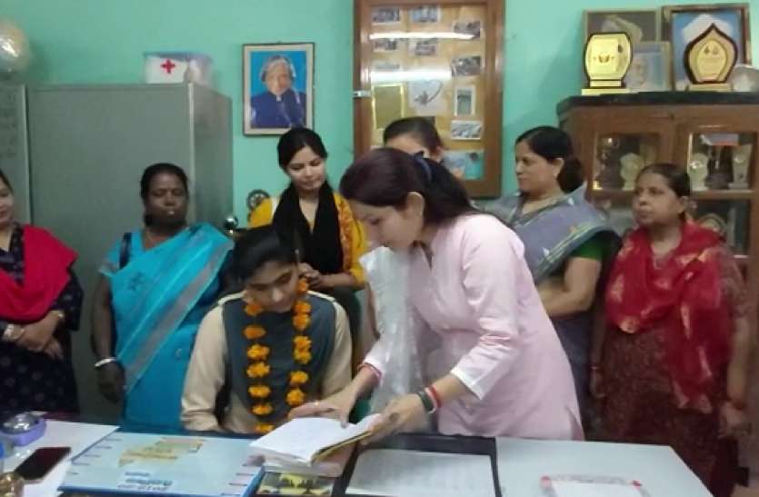international day of the girl child balika diwas 2019 अंतरराष्ट्रीय बालिका दिवस- महारानी स्कूल में छात्रा प्रतिभा नहीवाल बनी प्रिंसिपल