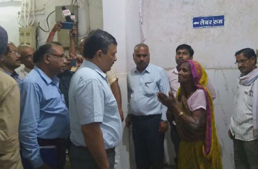 Collector reached district hospital, reprimanded on dislocations जिला अस्पताल पहुंचे कलेक्टर, अव्यवस्थाओं पर लगाई फटकार