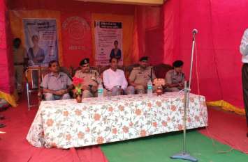 IG taught law lesson to girl students आईजी ने छात्राओं को पढ़ाया कानून का पाठ