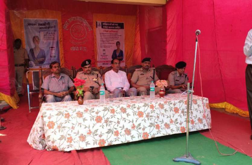 IG taught law lesson to girl students आईजी ने छात्राओं को पढ़ाया कानून का पाठ