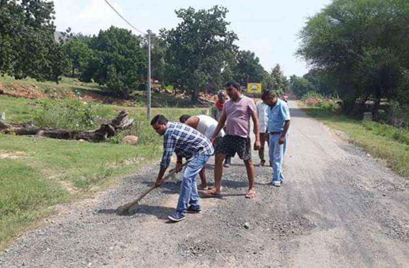 If the department did not listen, picked up the spade-shovel and start विभाग ने नहीं सुनी तो उठाया कुदाल-फावड़ा और शुरू कर दिया सड़क के गड्ढे पाटना