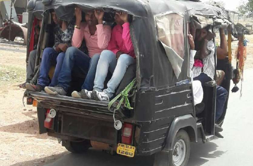 Auto operators are arbitrary, three lives, two dozen passengers are si ऑटो संचालकों की मनमानी, छमता तीन की, बैठा रहे दो दर्जन यात्री
