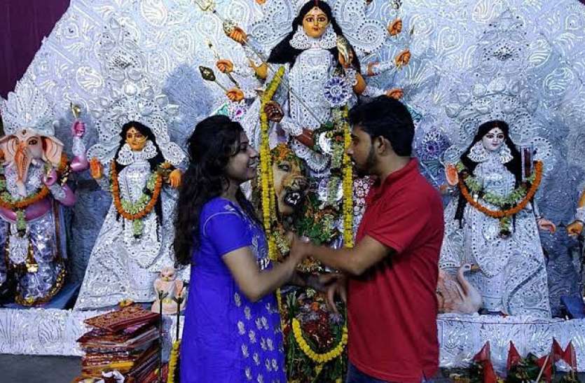 shadi.jpeg पहली नजर में एक-दूसरे को दिल दे बैठा ये कपल, दुर्गा पूजा पंडाल में की शादी