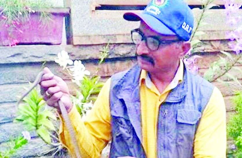 गृहमंत्री के घर से सांप को बचाया गृहमंत्री के घर से सांप को बचाया