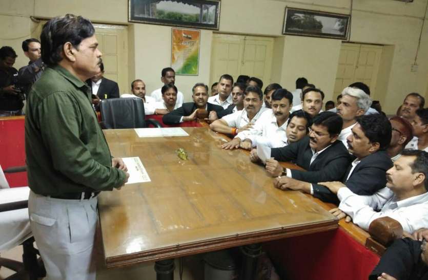 प्रोटेक्शन एक्ट लागू कराने के लिए वकीलों ने की नारेबाजी प्रोटेक्शन एक्ट लागू कराने के लिए वकीलों ने की नारेबाजी