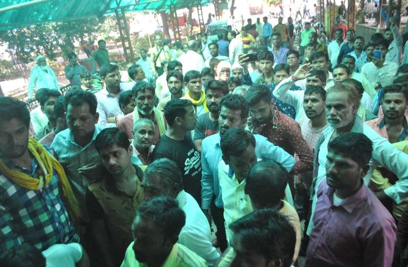 बैंक से नगद निकासी पर कट रहा टीडीएस, व्यापारियों ने किसानों का भुगतान रोका, देखें वीडियो बैंक से नगद निकासी पर कट रहा टीडीएस, व्यापारियों ने किसानों का भुगतान रोका, देखें वीडियो