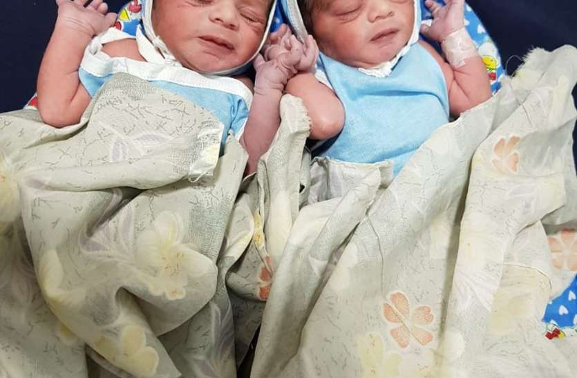जुड़वा मासूम बच्चों के टीकाकरण के बाद क्या हुआ...? जुड़वा मासूम बच्चों के टीकाकरण के बाद क्या हुआ...?