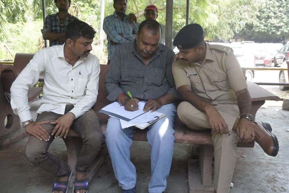 जुड़वा मासूम बच्चों के टीकाकरण के बाद क्या हुआ...?
