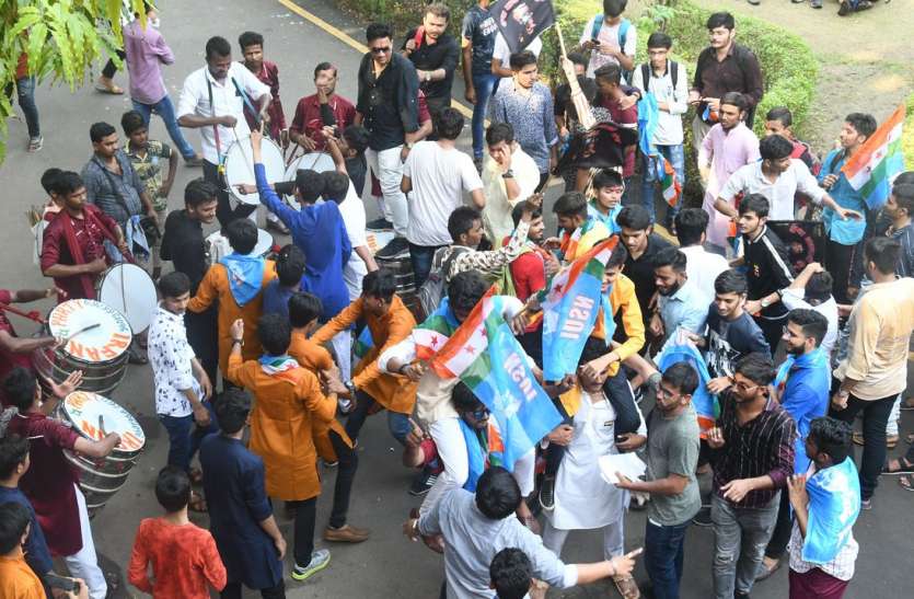 ELECTION : पुलिस के पहरे में हुए छात्रसंघ चुनाव..! ELECTION : पुलिस के पहरे में हुए छात्रसंघ चुनाव..!