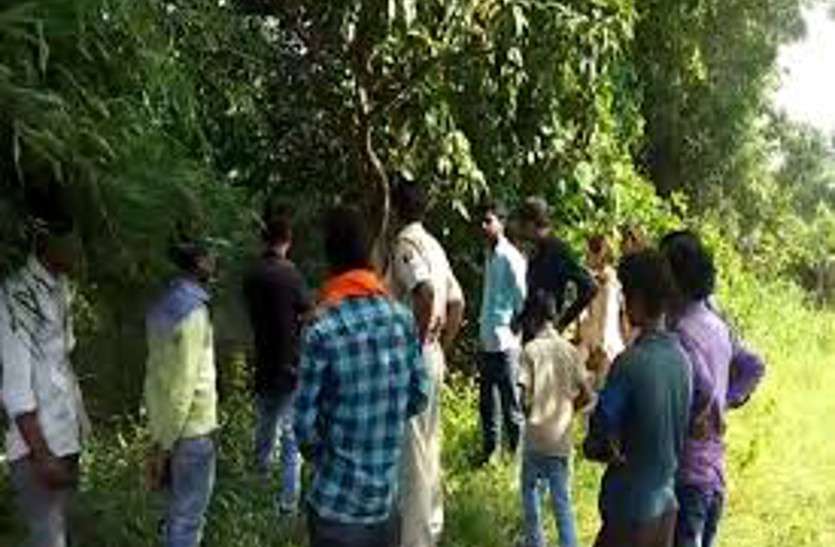 पत्नी के चरित्र पर थी शंका तो कर दी बेरहमी से हत्या, फिर 6 किमी दूर जंगल में जाकर लगा ली फांसी पत्नी के चरित्र पर थी शंका तो कर दी बेरहमी से हत्या, फिर 6 किमी दूर जंगल में जाकर लगा ली फांसी