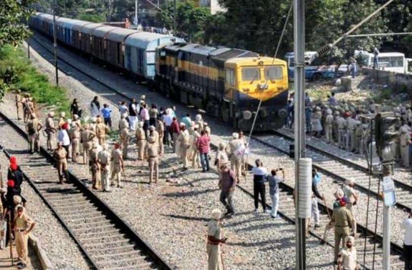 love-couple-sucide-in-jumping-front-the-train-sitapur सहरसा से चलकर दिल्ली जा रही ट्रेन के सामने अचानक आ गए यह दो शख्स, हादसे के बाद हालत देखकर कांप गयी यात्रियों की रूह, मचा हड़कंप...