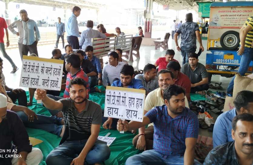 लोको पायलट और सह लोको पायलट ने भूख हड़ताल की धमकी दी लोको पायलट और सह लोको पायलट ने भूख हड़ताल की धमकी दी