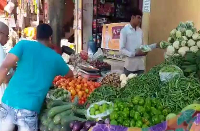 महंगाई ने तोड़ी आम लोगों की कमर, सेब से महंगा प्याज, टमाटर महंगाई ने तोड़ी आम लोगों की कमर, सेब से महंगा प्याज, टमाटर