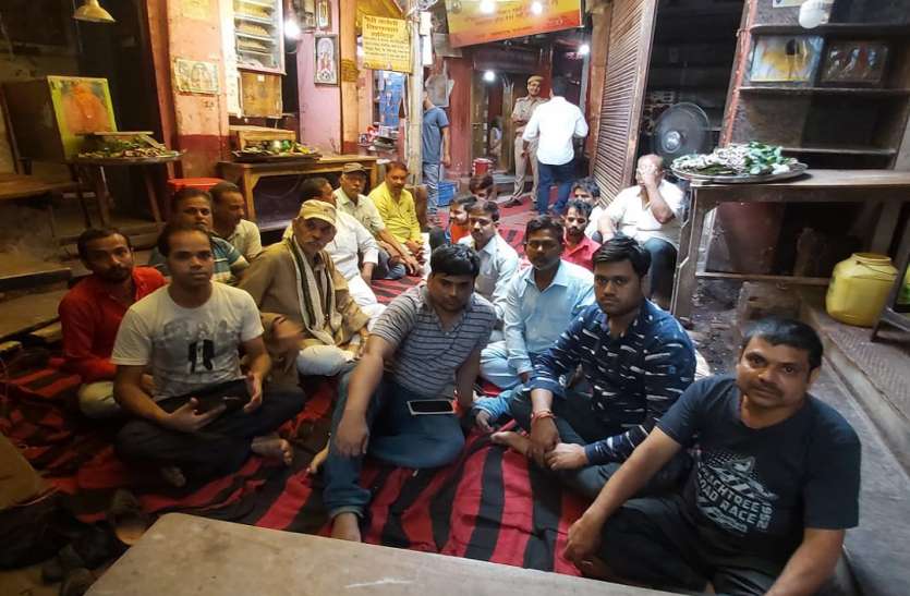 विश्वनाथ गली व्यापारियों का धरना Vishwanath Temple जाने का रास्ता बंद करने के विरोध में व्यापारी द्वार पर बैठे धरने पर