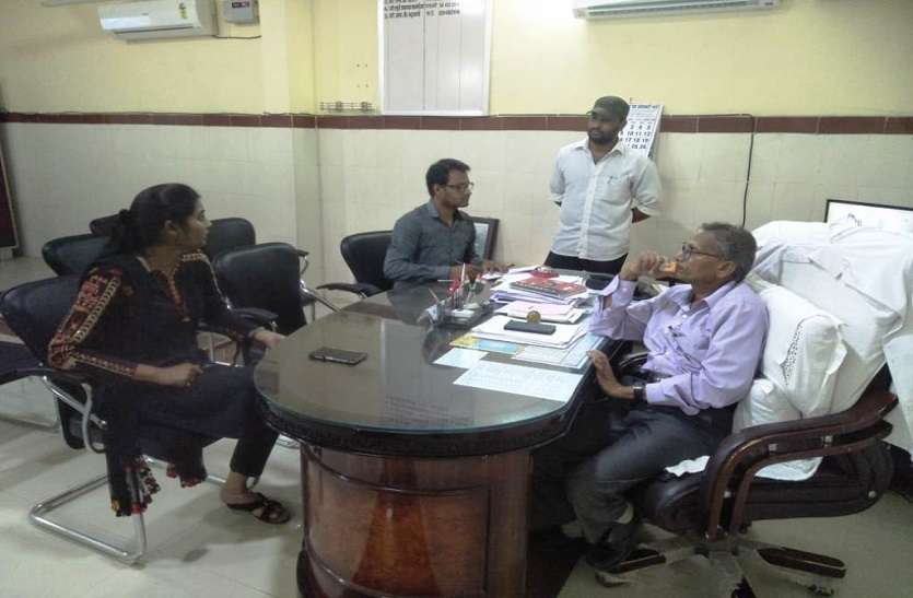 कलेक्टर के निर्देश पर एसडीएम ने शुरू की मामले की जांच, सिविल सर्जन हटाए गए कलेक्टर के निर्देश पर एसडीएम ने शुरू की मामले की जांच, सिविल सर्जन हटाए गए