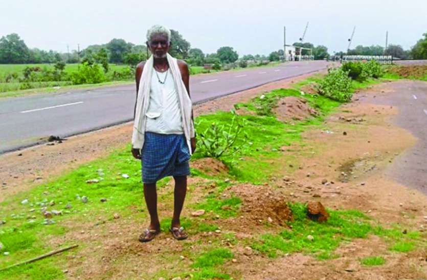 किसानों के खेत में बना दी सड़क मुआवजा देने से कर दिया इनकार किसानों के खेत में बना दी सड़क मुआवजा देने से कर दिया इनकार