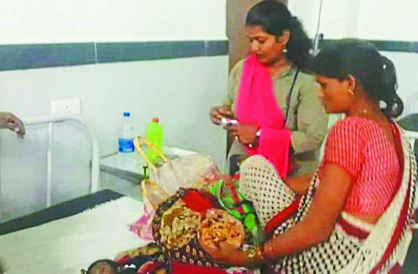 तीसरी कुपोषित बच्ची को जन्म देने पर बहू को घर से निकाला तीसरी कुपोषित बच्ची को जन्म देने पर बहू को घर से निकाला