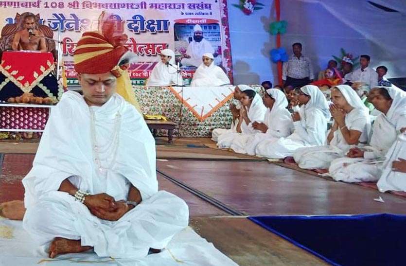 Name of Shuddh Sagar by giving initiation पिच्छिका परिवर्तन महोत्सव, विरेन्द्र दीक्षा लेकर बने मुनि शुद्ध सागर, देशभर से उमड़े श्रद्धालु