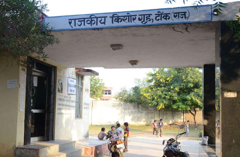 girl's Day बालिका दिवस : किशोरी को लेने के लिए माता -पिता को पांच घंटे का इंतजार