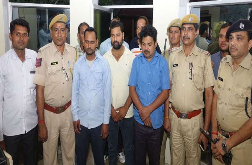 एटीएम का क्लोन बनाकर विदेशियों की राशि पार करने वाला अन्तरराष्ट्रीय गिरोह का पर्दाफाश एटीएम का क्लोन बनाकर विदेशियों की राशि पार करने वाला अन्तरराष्ट्रीय गिरोह का पर्दाफाश