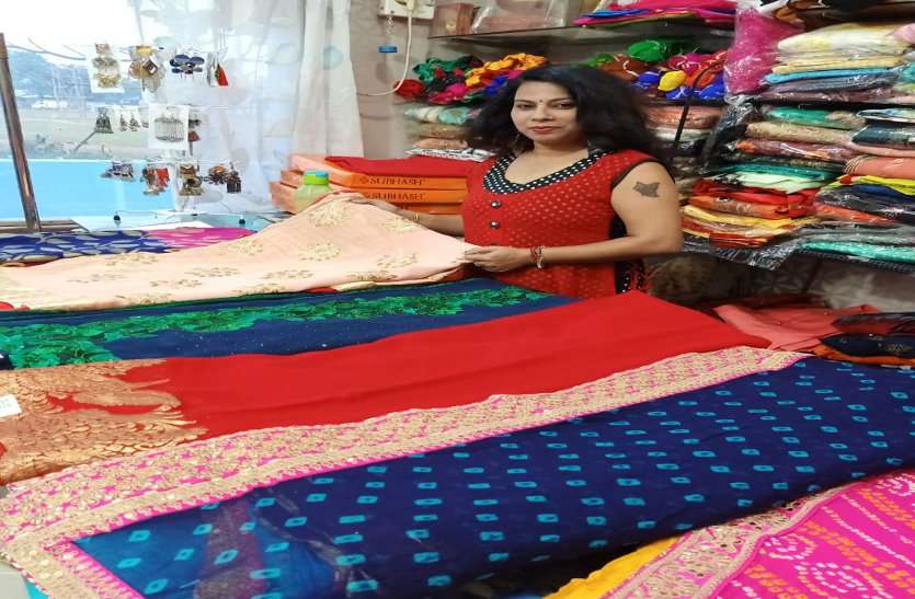 -ट्रेडिशनल बंधेज प्रिंट की सिफॉन साड़ी के संग गरारा सूट पहनकर करेंगी चांद का दीदार -ट्रेडिशनल बंधेज प्रिंट की सिफॉन साड़ी के संग गरारा सूट पहनकर करेंगी चांद का दीदार