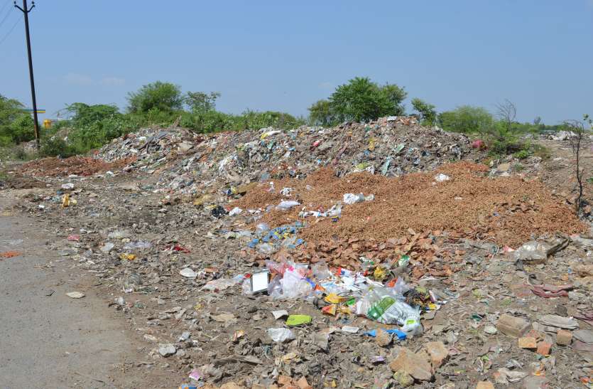 Swachh Bharat abhiyan Damoh me kachare ke Dher हटा नाका पर पुन: नजर आने लगे कचरे के बड़े बड़े ढेर, मौके से गायब हो गई तार फैसिंग