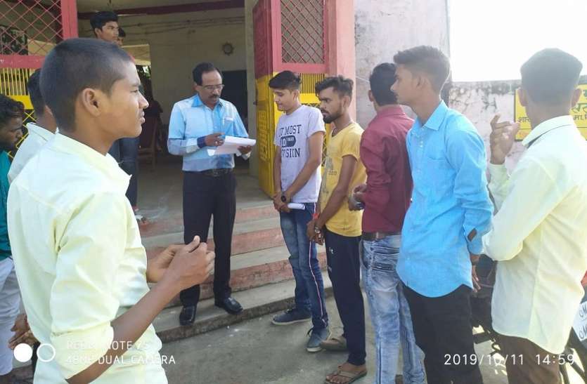 विद्यालय की समस्याओं का किया जाए निराकरण विद्यालय की समस्याओं का किया जाए निराकरण