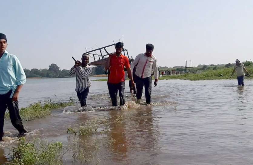 जान हथेली पर रखकर ले जाते हैं जनाजा जान हथेली पर रखकर ले जाते हैं जनाजा