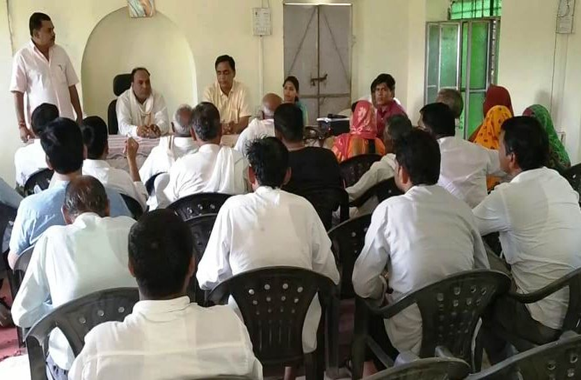 सरपंचों ने अधिकारियों पर लगाए नाकामी के आरोप सरपंचों ने अधिकारियों पर लगाए नाकामी के आरोप