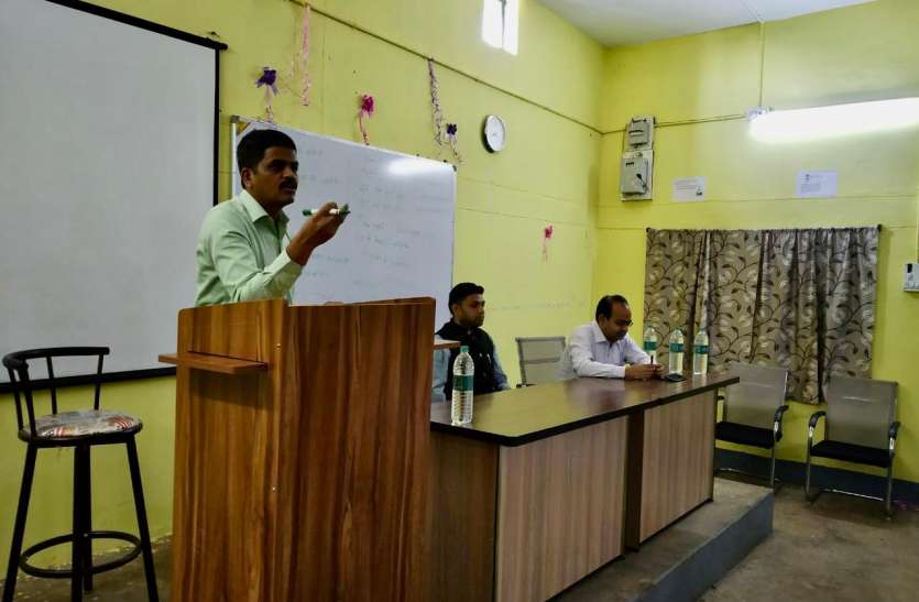IPS Vivek Aggarwal told the students that success is not achieved thro आईपीएस विवेक अग्रवाल ने छात्रों से कहा भाषा क्षेत्र नहीं मेहनत और लगन से प्राप्त होती है सफलता
