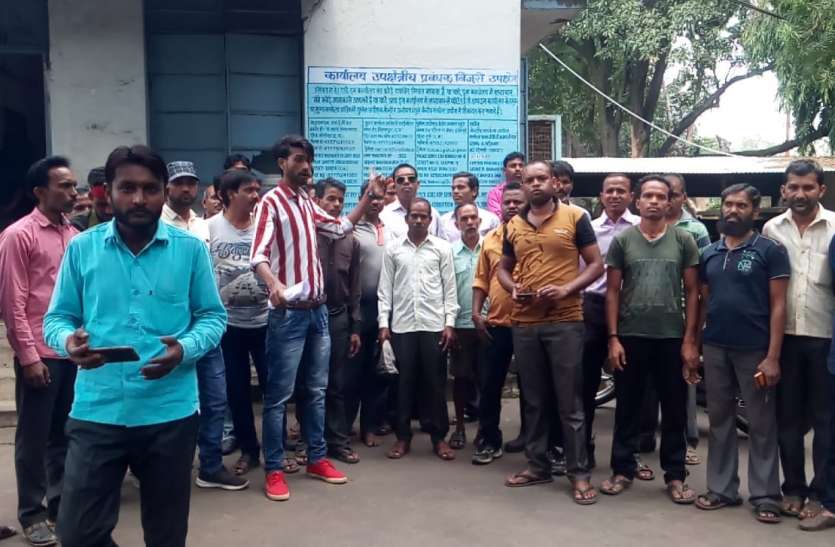 Contract workers submitted memorandum to Deputy Regional Manager regar कम भुगतान को लेकर ठेका मजदूरों ने उप क्षेत्रीय प्रबंधक को सौंपा ज्ञापन