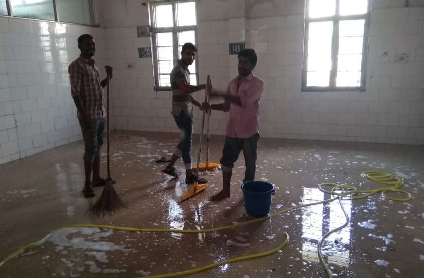 District hospital administration engaged in cleaning, washing of wall सफाई में जुटा जिला अस्पताल प्रशासन, दीवार की भी फिनाइल से हो रही धुलाई