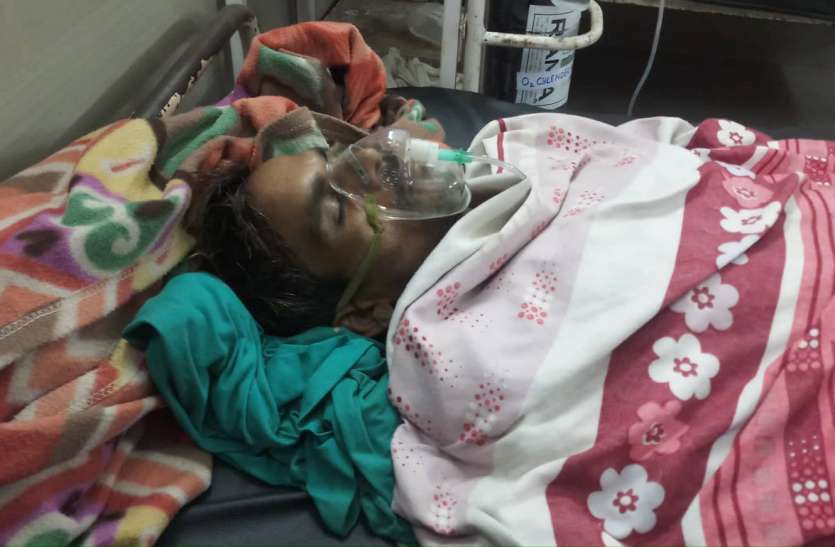 The victim tried to hang his life by hanging, accusing four people of पीडि़त युवक ने फंदे से लटककर जान देने का किया प्रयास, चार लोगों पर लगाया प्रताडऩा का आरोप