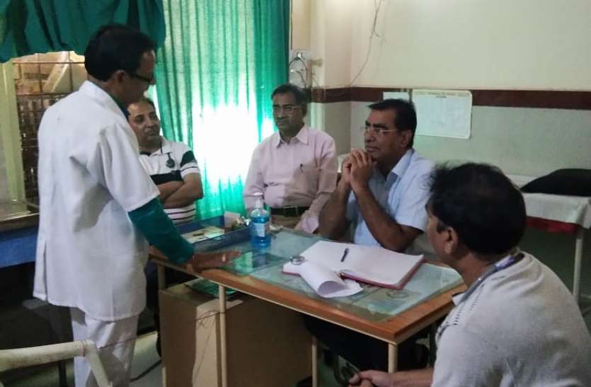 sheopur संयुक्त संचालक से बोले कर्मचारी आरएमओ को हटाओ