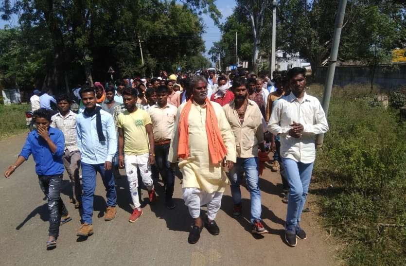 पुलिस के खिलाफ सड़क पर उतरा आदिवासी समाज,घेरा थाना पुलिस के खिलाफ सड़क पर उतरा आदिवासी समाज,घेरा थाना