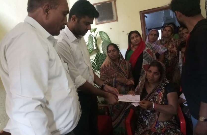 Giving the settlement amount to the wife of the deceased. कर्मचारी के मृत्यु के २४ घंटे में निपटारे का दुर्लभ मामला
