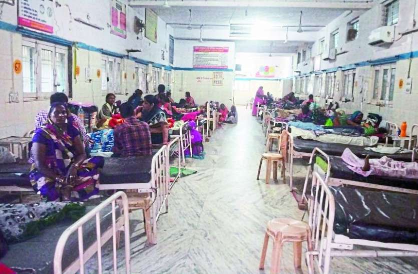 Mother-child health services continue to be arbitrary in satna एक्सीलेंस अस्पताल के हाल बेहाल: प्रसव कक्ष से गायब थी महिला चिकित्सक, सर्जरी के बाद कोई झांकने नहीं जाता