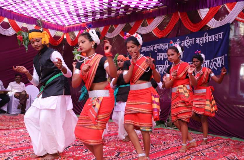 कॉलेज छात्राओं ने देसी स्टाइल में लगाए ठुमके कॉलेज छात्राओं ने देसी स्टाइल में लगाए ठुमके