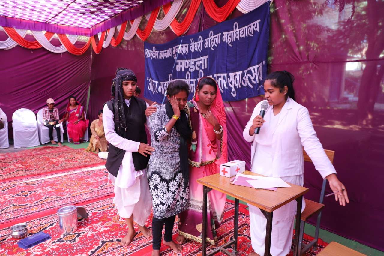 कॉलेज छात्राओं ने देसी स्टाइल में लगाए ठुमके