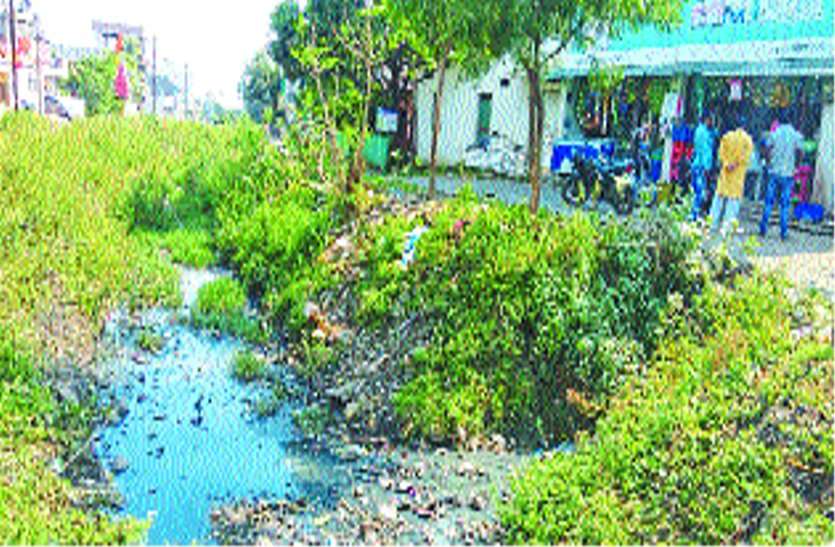 Dirt flowing instead of canals in this city इस शहर में नहरों से पानी की जगह बह रही गदंगी