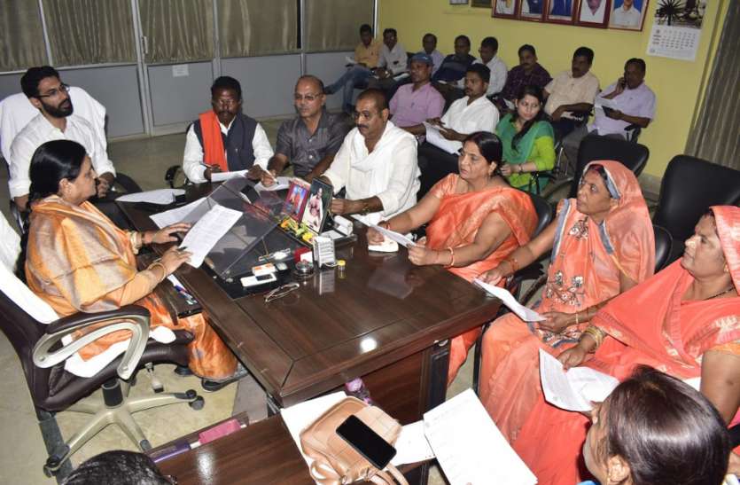 एमआईसी बैठक महापौर ने कहा बिलों टेंडरों पर लगे रोक, ठेकेदारों को भी कमाने खाने दीजिए