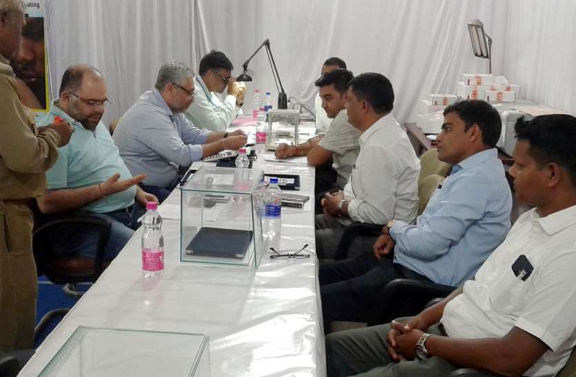 Diamond Exhibition: 60 thousand crores met in monkey project in panna Diamond Exhibition: अडानी ग्रुप के प्रतिनिधियों ने परखी हीरों की गुणवत्ता, आज बिड़ला की बारी
