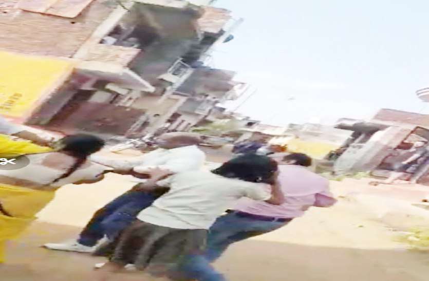 police sub inspector open gun fire in children fight VIDEO: SI ने दिखाई खुलेआम गुंडागर्दी, कर दिए दनादन फायर