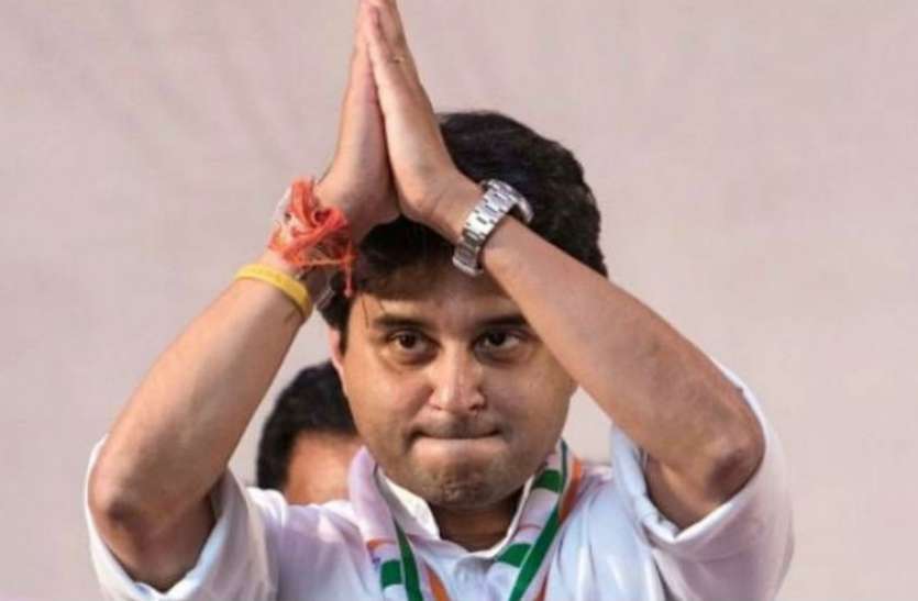 मोदी-शाह के साथ दिखे सिंधिया फिर अपनी ही सरकार पर बोला हमला, क्या किंग मेकर बनने जा रहे हैं ज्योतिरादित्य?