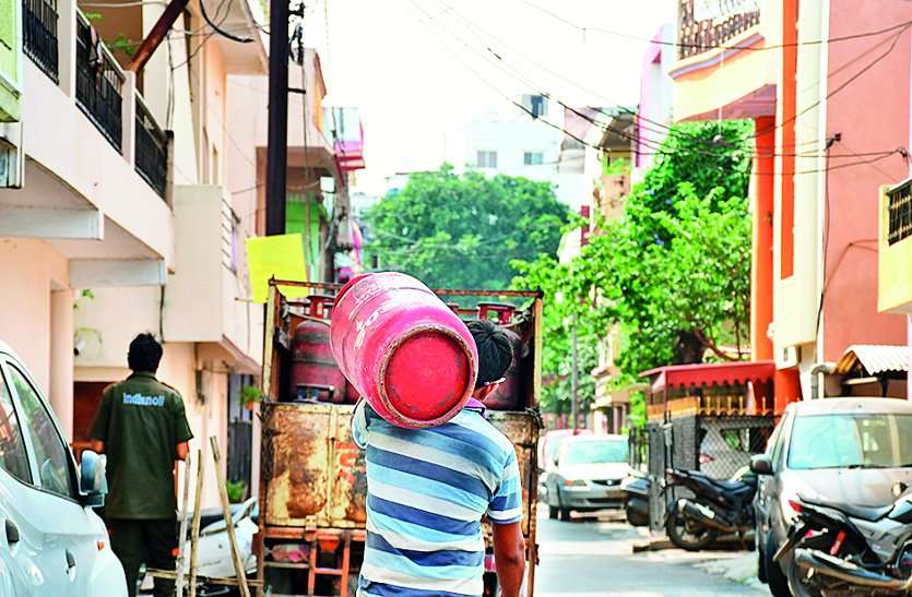 गैस सिलेंडर में लीकेज की रोजाना 300 से अधिक शिकायतें गैस सिलेंडर में लीकेज की रोजाना 300 से अधिक शिकायतें