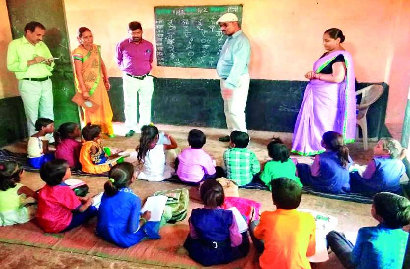 प्राथमिक स्कूल के किचन में धुआं, खाना बनाने की मजबूरी में लाल हो रहीं आंखें