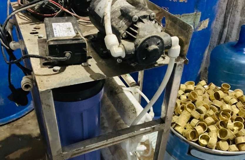 fake liquor Factory Seized उपसरपंच के घर पर नकली शराब बनाने की फेक्ट्री पकड़ी, पेकिंग मशीनें, ब्रांडेड शराबों के लेबल, दो कारें जब्त