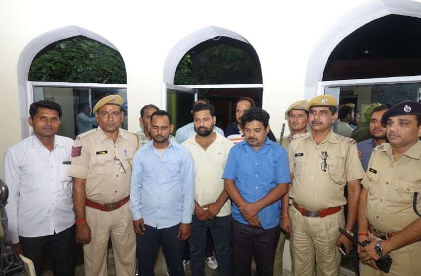 क्लोन एटीएम बनाकर विदेशियों की राशि पार करने वाला अन्तरराष्ट्रीय गिरोह का पर्दाफाश क्लोन एटीएम बनाकर विदेशियों की राशि पार करने वाला अन्तरराष्ट्रीय गिरोह का पर्दाफाश