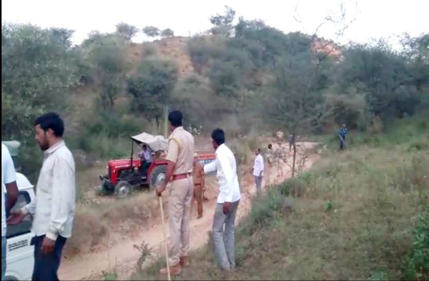 अवैध खनन पर कार्रवाई के लिए पहुंची टीम को मारने के लिए दौड़े हथियारबंद 50-60 लोग